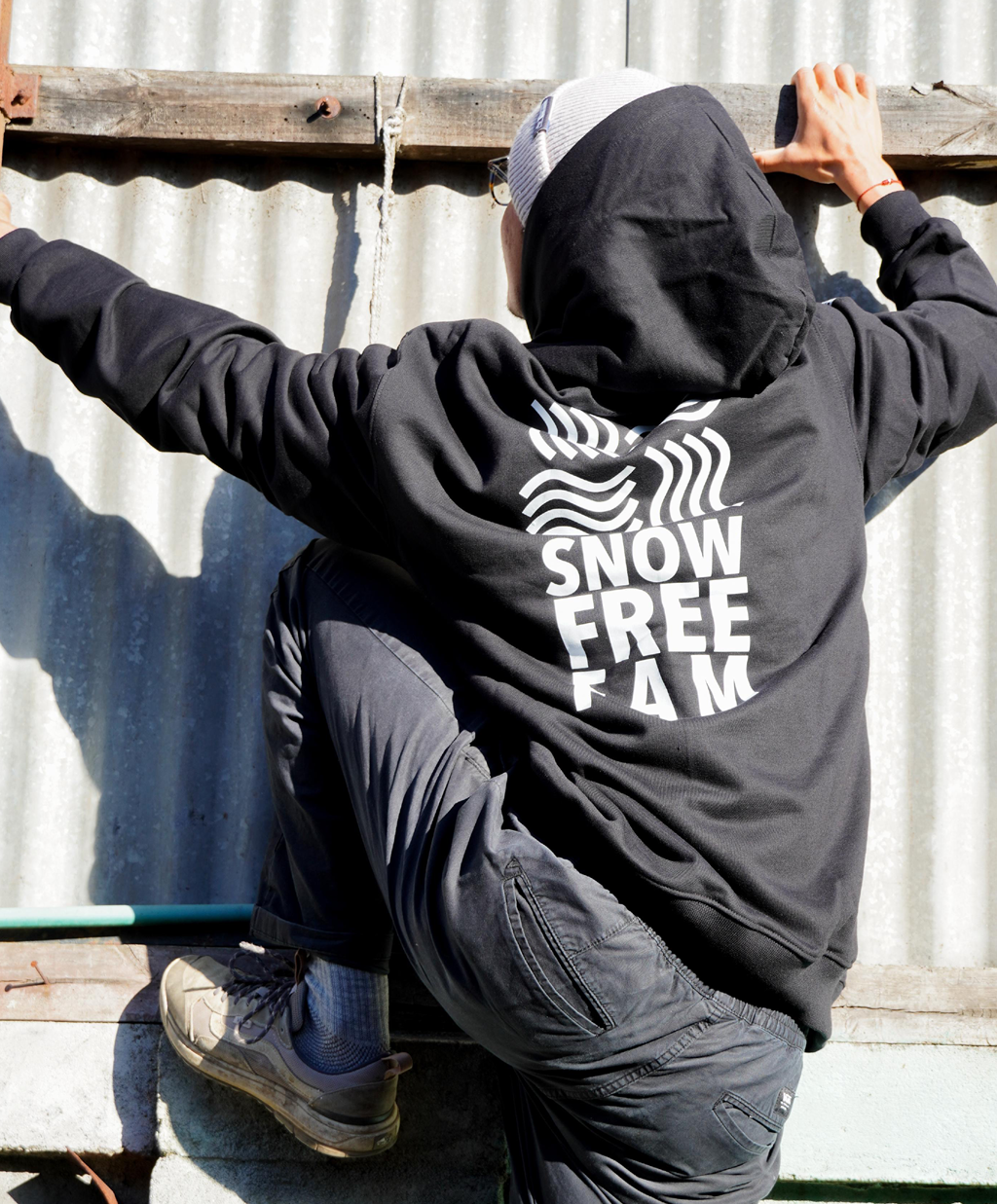 Hoodie SNOW FREE FAM Logo Negro