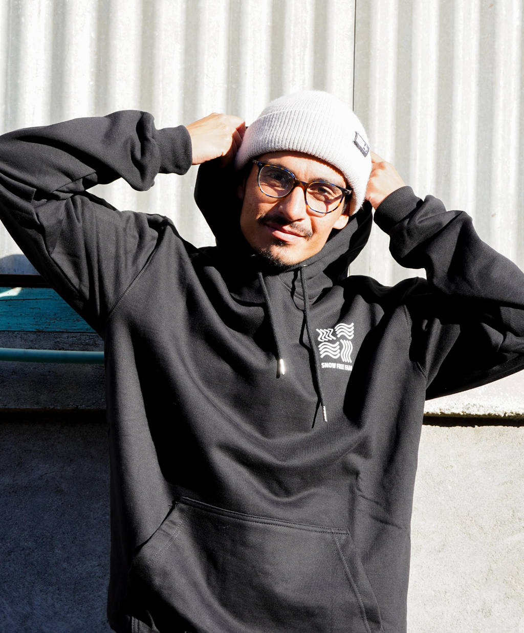 Hoodie SNOW FREE FAM Logo Negro